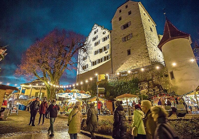 Seit Jahren steigen die Besucherzahlen: Der wahrscheinlich romantischste Weihnachtsmarkt der Schweiz lockt Gäste aus der ganzen Schweiz aufs Schloss Wildegg. Foto: Pascal Meier/Museum Aargau
