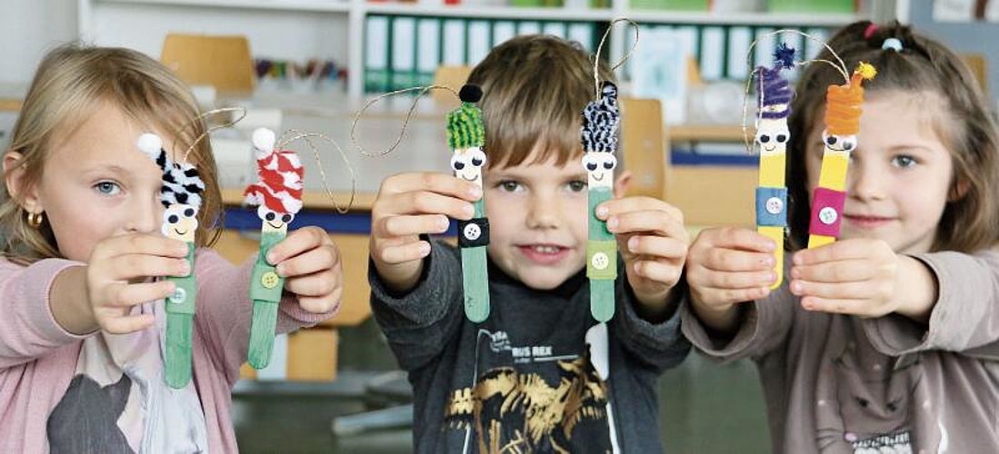 So sehen stolze Künstler aus: Die Kinder präsentieren stolz ihre selbstgestaltete Weihnachtsdekoration. Foto: Romi Schmid
