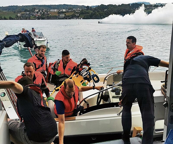 Dramatische Szenen: Schwerverletzte wurden aus brennendem Motorboot geborgen und aufs Kursschiff gebracht. Foto: Fritz Thut