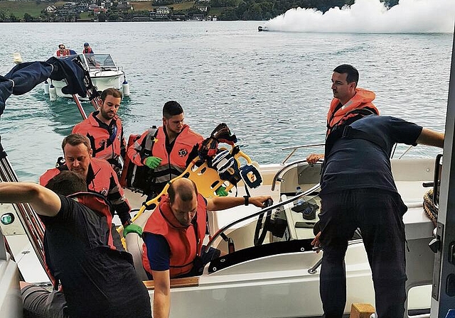 Dramatische Szenen: Schwerverletzte wurden aus brennendem Motorboot geborgen und aufs Kursschiff gebracht. Foto: Fritz Thut