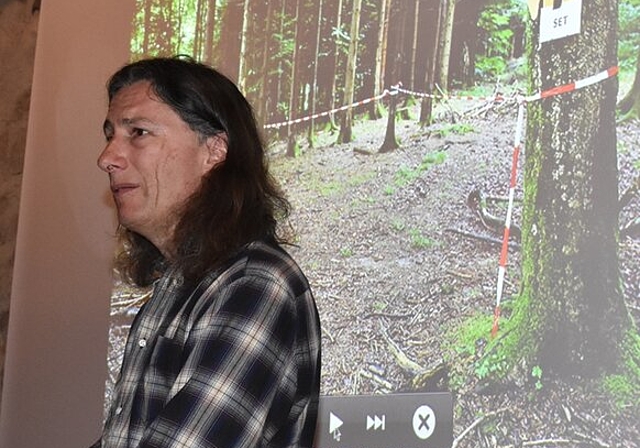 <em>Erzählte vom spannenden «Bestatter»-Dreh:</em> Chefkameramann Brian D. Goff am Birrwiler Schüür-Obe. Foto: Larissa Hunziker
