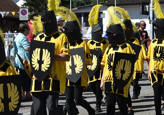 <em>Stilechter historischer Auftritt: </em>Die Fünftklässler waren am Boniswiler Jugendfestumzug als Ritter von Hallwyl unterwegs. Fotos: Larissa Hunziker
