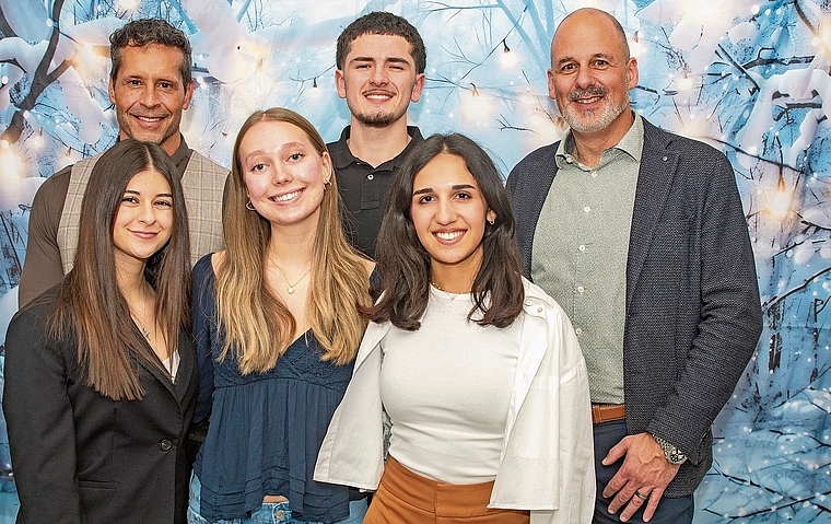 Tolles Veranstalterteam: Alexia (3. Lehrjahr), Ornella (2. Lehrjahr) und Leonie Moscariello (Coaching, vorne) sowie Mental-Coach Andreas Lanz, Benjamin (1. Lehrjahr) und Vizeammann Raphael Wyder (hinten).Foto: Peter Winkelmann