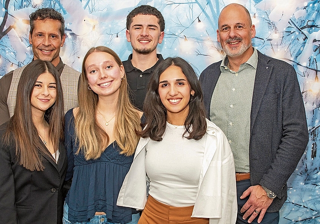 Tolles Veranstalterteam: Alexia (3. Lehrjahr), Ornella (2. Lehrjahr) und Leonie Moscariello (Coaching, vorne) sowie Mental-Coach Andreas Lanz, Benjamin (1. Lehrjahr) und Vizeammann Raphael Wyder (hinten).Foto: Peter Winkelmann