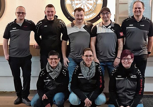 Sie sind die Gesichter des Dart-Clubs Schindelihüüü: Stehend Marcel Gugger, Daniel Burkhardt, Martin Gugger, Nenad Arandjelovic, René Lustenberger; kniend Petra Aregger, Angela Huber, Priska Gugger. Foto: zvg
