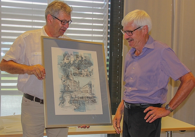 <em>Eine Lithografie zum Geburtstag:</em> Stadtammann Daniel Mosimann beschenkte WGL-Präsident Charly Suter. Foto: Alfred Gassmann