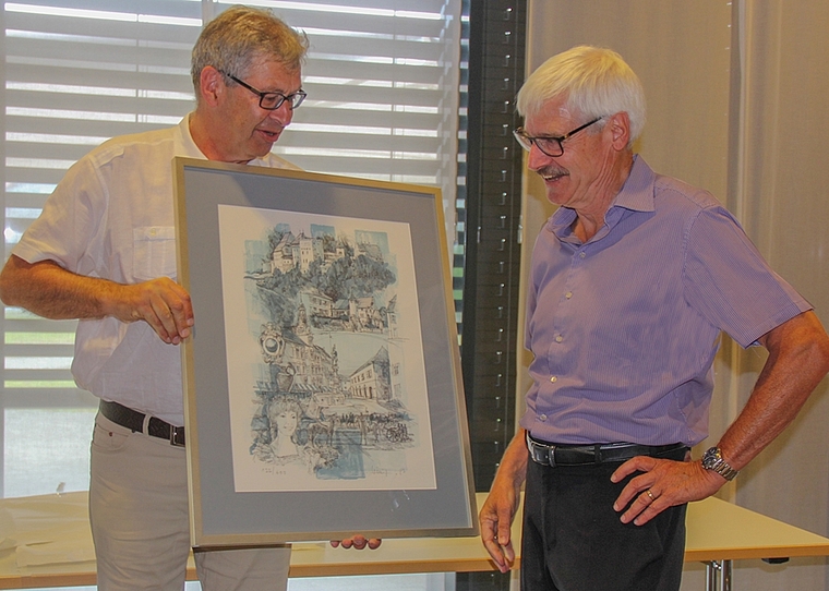 <em>Eine Lithografie zum Geburtstag:</em> Stadtammann Daniel Mosimann beschenkte WGL-Präsident Charly Suter. Foto: Alfred Gassmann