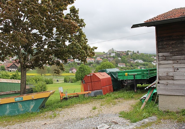 <em>Dringend nötiger Ersatz:</em> Das Areal des neuen Egliswiler Werkhofs; rechts der alte Schuppen. Foto: Alfred Gassmann