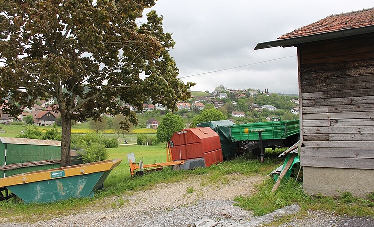 <em>Dringend nötiger Ersatz:</em> Das Areal des neuen Egliswiler Werkhofs; rechts der alte Schuppen. Foto: Alfred Gassmann