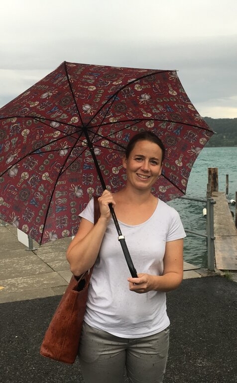 <em>Unterm Regenschirm statt im Ruderboot:</em> Die Seetalerin Anna Hitz las Gedichte aus ihrer Zweitheimat Schweden. Foto: zvg