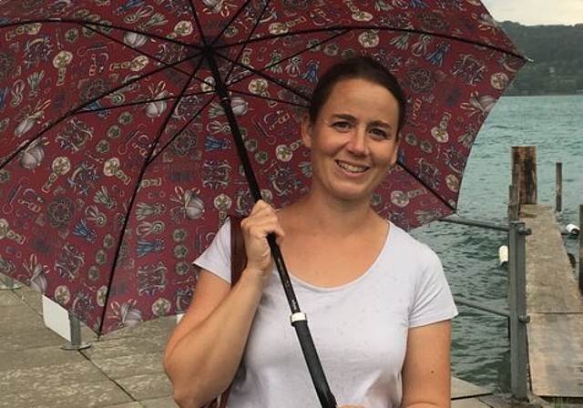 <em>Unterm Regenschirm statt im Ruderboot:</em> Die Seetalerin Anna Hitz las Gedichte aus ihrer Zweitheimat Schweden. Foto: zvg