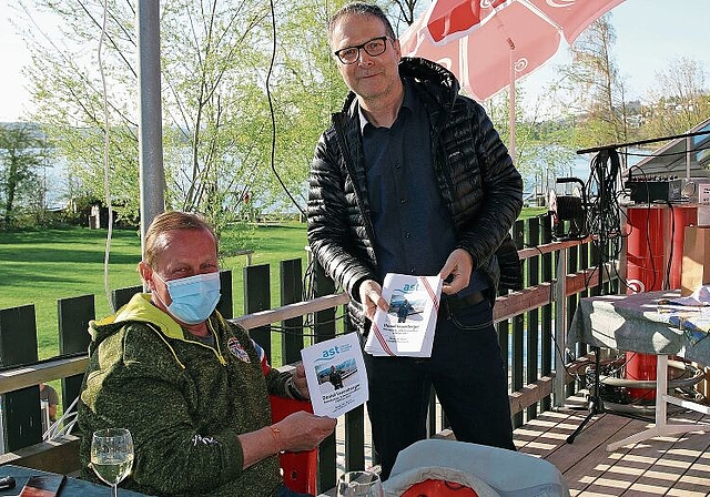 Zahlreiche Erinnerungen: Der scheidende Arbeiterstrandbad-Betriebsleiter Daniel Leuenberger erhält von Stiftungsratspräsident Jürg Lienhard die «Rückblick-Broschüre». Foto: zvg
