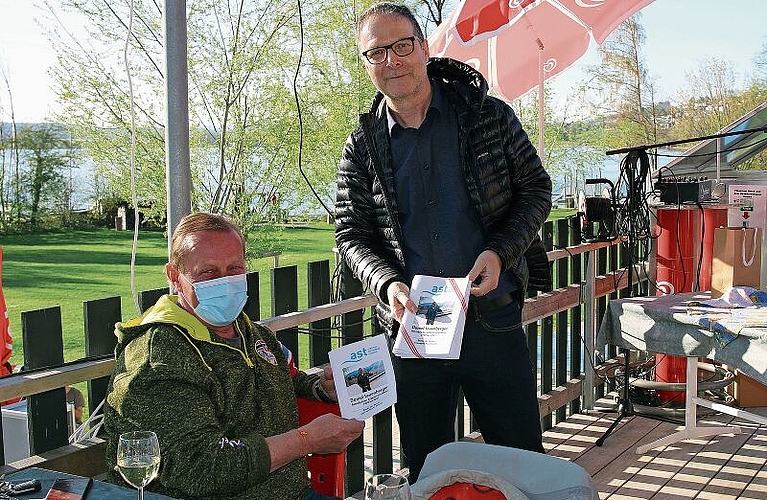 Zahlreiche Erinnerungen: Der scheidende Arbeiterstrandbad-Betriebsleiter Daniel Leuenberger erhält von Stiftungsratspräsident Jürg Lienhard die «Rückblick-Broschüre». Foto: zvg
