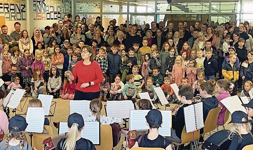 Der Musikparcours wurde um 10 Uhr vom Projektorchester unter der Leitung von Denise Fuchs eröffnet. Foto: Andreas Walker