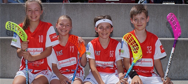 <em>Sichtbare Vorfreude:</em> Lavinja Richner, Zoe Christen, Silvan Christen und Leon Wölfli (von links) blicken der Reise nach Prag freudig entgegen. Foto: rubu