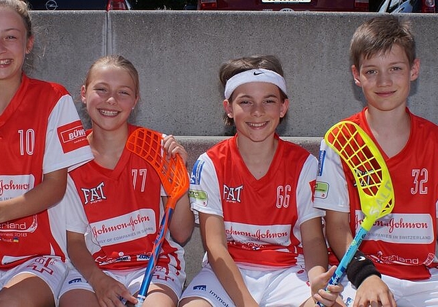 <em>Sichtbare Vorfreude:</em> Lavinja Richner, Zoe Christen, Silvan Christen und Leon Wölfli (von links) blicken der Reise nach Prag freudig entgegen. Foto: rubu
