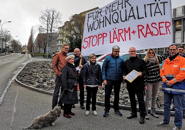 <em>Übergabe vor Ort:</em> Der fürs Bauwesen zuständige Stadtrat Martin Stücheli hat an der Murackerstrasse zusammen mit Christian Brenner, dem Abteilungsleiter Tiefbau, vom Initiativkomitee die gesammelten Unterschriften entgegengenommen. Foto: 
