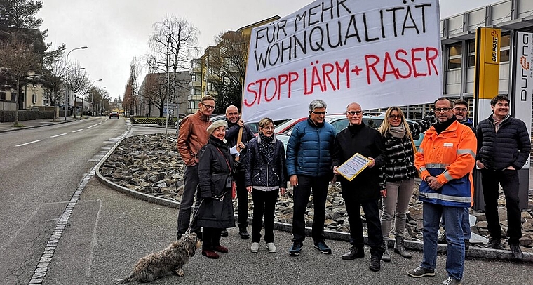 <em>Übergabe vor Ort:</em> Der fürs Bauwesen zuständige Stadtrat Martin Stücheli hat an der Murackerstrasse zusammen mit Christian Brenner, dem Abteilungsleiter Tiefbau, vom Initiativkomitee die gesammelten Unterschriften entgegengenommen. Foto: 