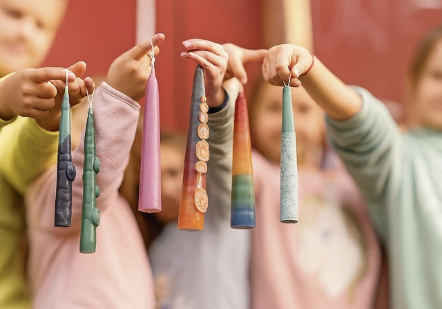 Stolz präsentieren die Kinder ihre selbst gezogenen Kerzen.Foto: Romi Schmid 