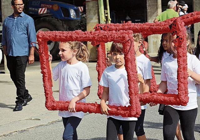 Wandelnde Kunstwerke: Einige Kinder trugen Bilderrahmen am Umzug mit. Foto: Deborah Bläuer
