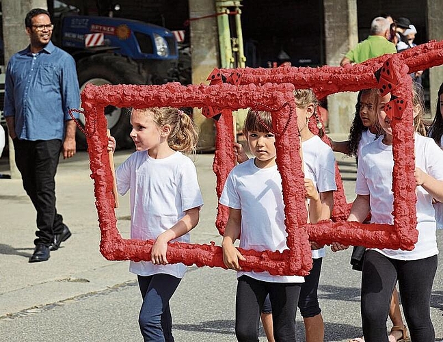 Wandelnde Kunstwerke: Einige Kinder trugen Bilderrahmen am Umzug mit. Foto: Deborah Bläuer
