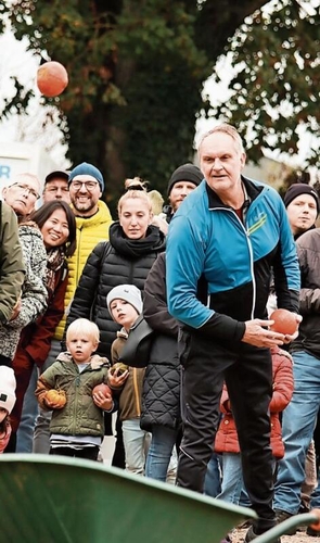 Der Spass steht im Vordergrund: Der Kürbisweitwurf erfreut Gross und Klein.Foto: Romi Schmid