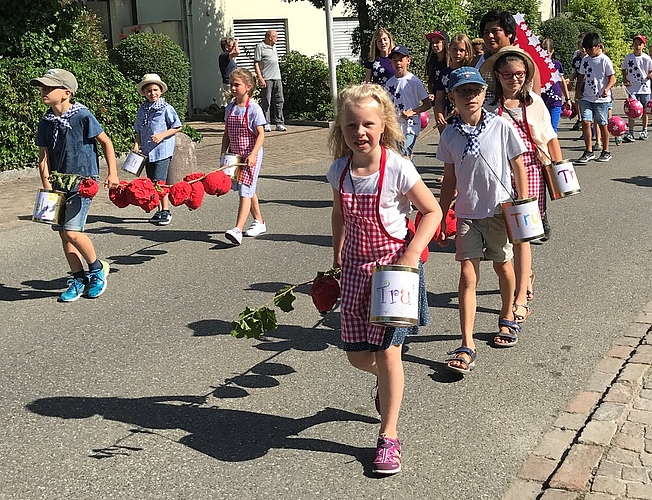 Trübeli-Pflücker: Die Kinder verteilten Johannisbeer-Konfitüren.