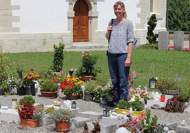Vorarbeit geleistet: Gemeinderätin Monika Zollinger im Friedhofareal. Foto: AG
