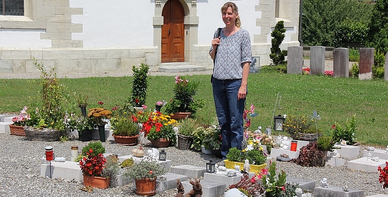 Vorarbeit geleistet: Gemeinderätin Monika Zollinger im Friedhofareal. Foto: AG