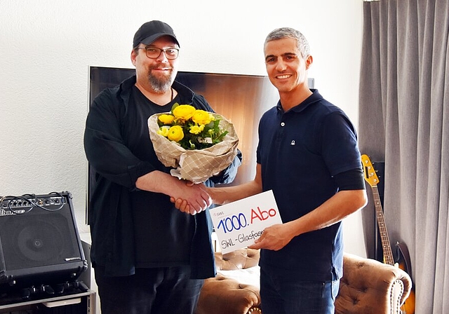 <em>Der 1000. Glasfaserkunde:</em> Marco Ringgenberg freut sich über das Geschenk, überreicht von Gian von Planta, Leiter Anlagen und Netze der SWL Energie AG. Foto: zvg