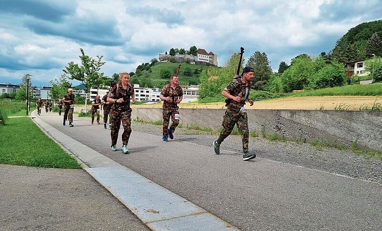 99 Teilnehmer schulterten die Packung: Das Waffenläuferfeld am Lenzburger Lauf vor der Schlosskulisse.Foto: Eva Wanner