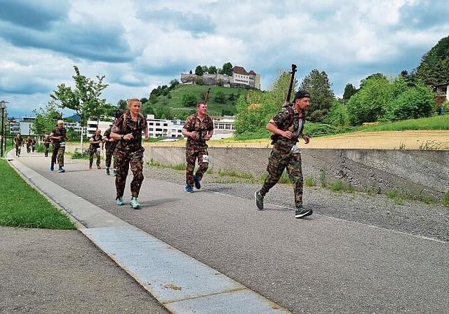 99 Teilnehmer schulterten die Packung: Das Waffenläuferfeld am Lenzburger Lauf vor der Schlosskulisse.Foto: Eva Wanner