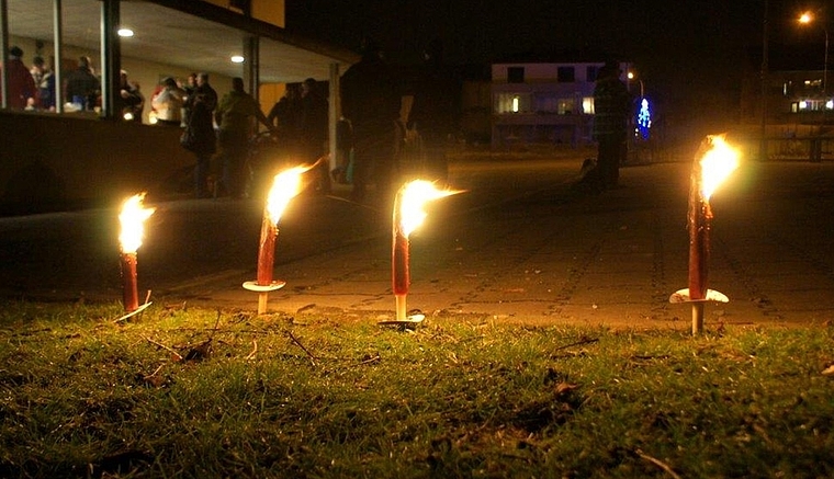 Mit dem Lichtersternmarsch verabschieden die Dürrenäscher das Jahr gebührend. Treffpunkt nach dem Marsch ist der Schulhausplatz. Fotos: Isidor Keller, Archiv