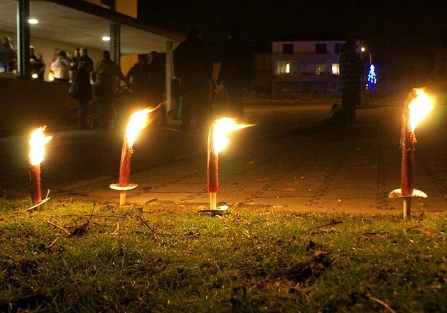 Mit dem Lichtersternmarsch verabschieden die Dürrenäscher das Jahr gebührend. Treffpunkt nach dem Marsch ist der Schulhausplatz. Fotos: Isidor Keller, Archiv