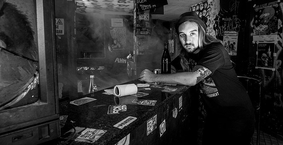 <em>Pflegt einen musikalischen Stil, der gleichermassen provokant wie fordernd ist:</em> Der in Lenzburg wohnhafte Singer-Songwriter geht mit «An Allem Schuld» auf Tournee. Fotos: zvg