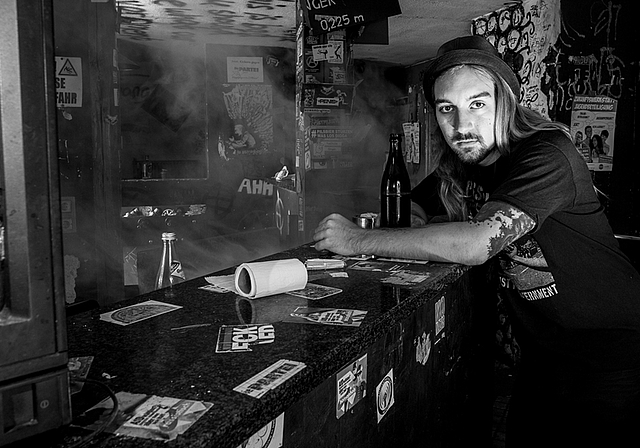 <em>Pflegt einen musikalischen Stil, der gleichermassen provokant wie fordernd ist:</em> Der in Lenzburg wohnhafte Singer-Songwriter geht mit «An Allem Schuld» auf Tournee. Fotos: zvg