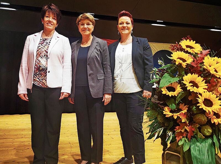 Mit Sicherheit starke Frauen: SVP-Frauen-Aargau-Präsidentin Jacqueline Felder (Boniswil), Bundesrätin Viola Amherd (Die Mitte) und SVP-Nationalrätin Stefanie Heimgartner (Baden). Foto: Fritz Thut