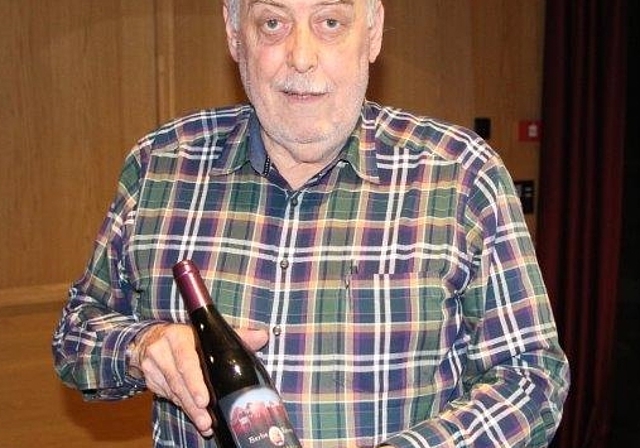 Neue Spezialität: Vorstandsmitglied Max Werder zeigt den «Schlossberg Barba Rossa». Foto: Peter Remund
