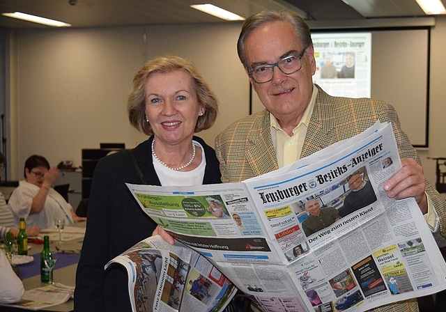 Präsentation des neuen Erscheinungsbildes: Doris und Theo Kromer betrachten den druckfrischen neuen Lenzburger Bezirks-Anzeiger. Fotos: Mattia Bochicchio, Eva Wilhelm, Fritz Thut
