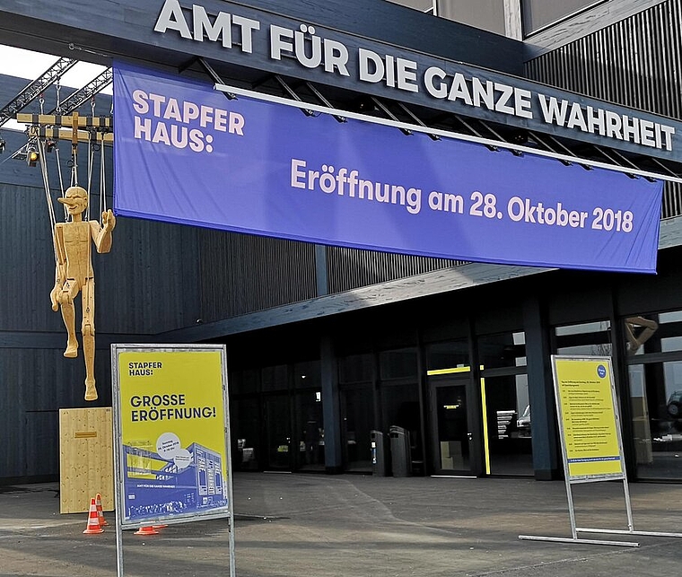 <em>Werbung für «Fake. Die ganze Wahrheit»:</em> Holz-Pinocchio in der Pergola vor dem Eingang zur ersten Stapferhaus-Ausstellung am neuen Ort. Foto: Fritz Thut