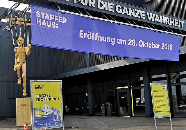 <em>Werbung für «Fake. Die ganze Wahrheit»:</em> Holz-Pinocchio in der Pergola vor dem Eingang zur ersten Stapferhaus-Ausstellung am neuen Ort. Foto: Fritz Thut
