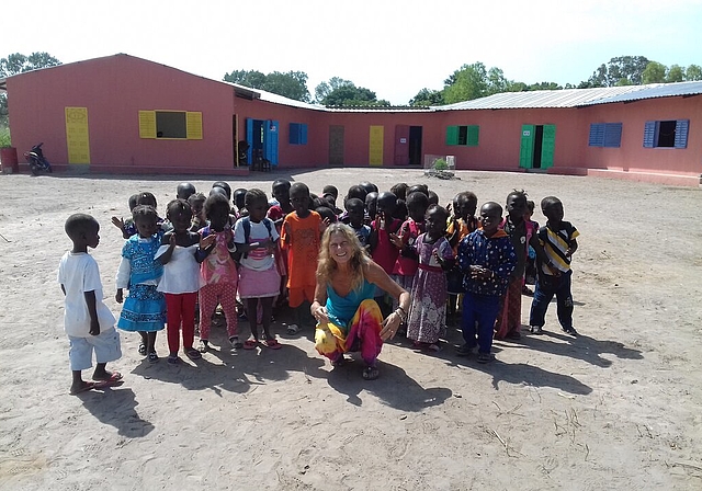 <em>Nach der anstrengenden Bauphase folgt der Teil, den Marielle Furter liebt: </em>Die Arbeit mit Kindern und Lehrpersonen. Im Hintergrund der neue Kindergarten in Goudiabya, Senegal. Foto: zvg