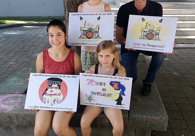 <em>Die besten Vorschläge und die Umsetzung:</em> Siegerin Chiara Hänni neben OK-Präsident Marco Lüthi und vorne Elisa Valentino (3. Rang) und Fiona Bühler (2. Rang). Foto: Fritz Thut