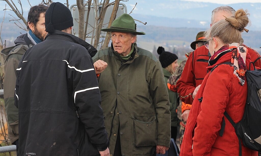 <em>«Erwartungen haben sich nicht ganz erfüllt»: </em>Feldhasen-Ansiedlungsprojektleiter Werner Werder bei der Fangaktion im Freiburger Seeland. Foto: Louis Probst
