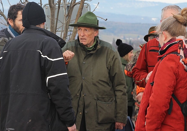 <em>«Erwartungen haben sich nicht ganz erfüllt»: </em>Feldhasen-Ansiedlungsprojektleiter Werner Werder bei der Fangaktion im Freiburger Seeland. Foto: Louis Probst
