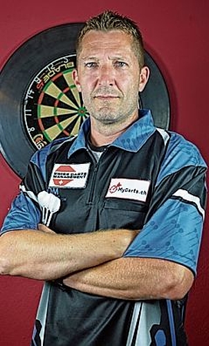 Bezwang vor vier Jahren den aktuellen Weltranglistenersten Gerwyn Price: Der Seoner Dartspieler Alex Fehlmann. Foto: rubu