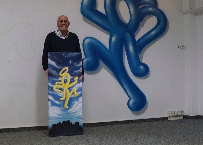 Werner Christen mit dem Originalbild des Banners. Das gemalte Bild kann man an der Verlosung ergattern.Foto:  Rinaldo Feusi
