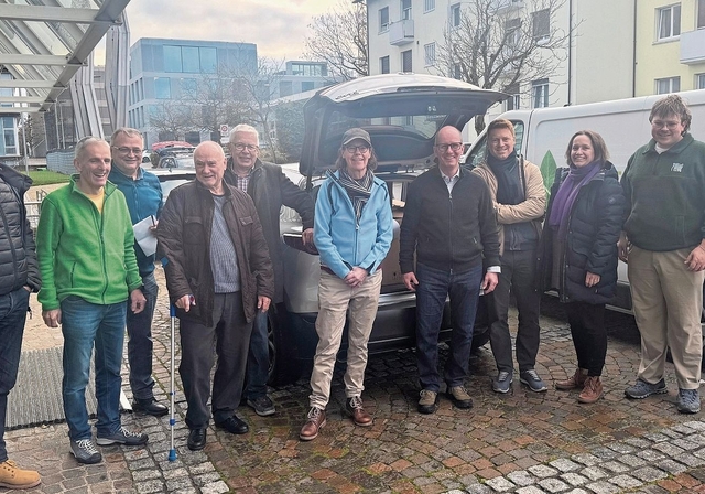 Mitglieder der Rotary-Clubs Lenzburg und Lenzburg-Seetal verteilten 90 Pakete. Foto: zvg