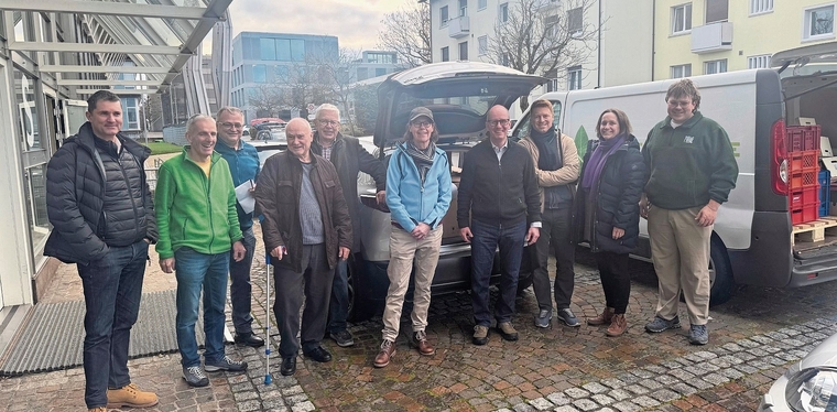 Mitglieder der Rotary-Clubs Lenzburg und Lenzburg-Seetal verteilten 90 Pakete. Foto: zvg