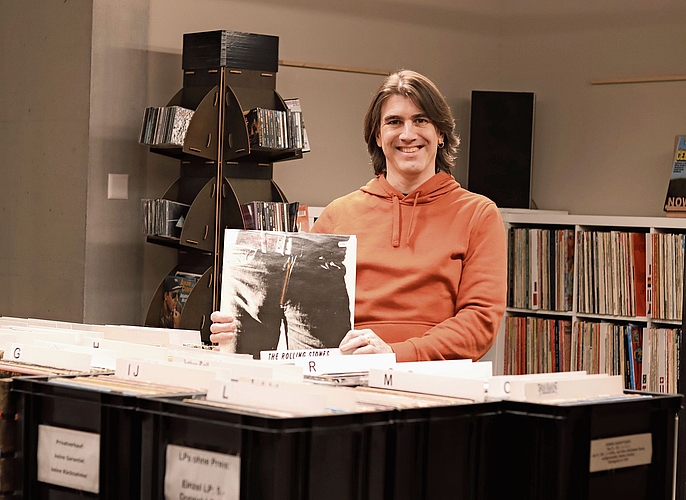 Livio Kurmann in seinem Laden «Tschent Vinyl».Foto: Romi Schmid 